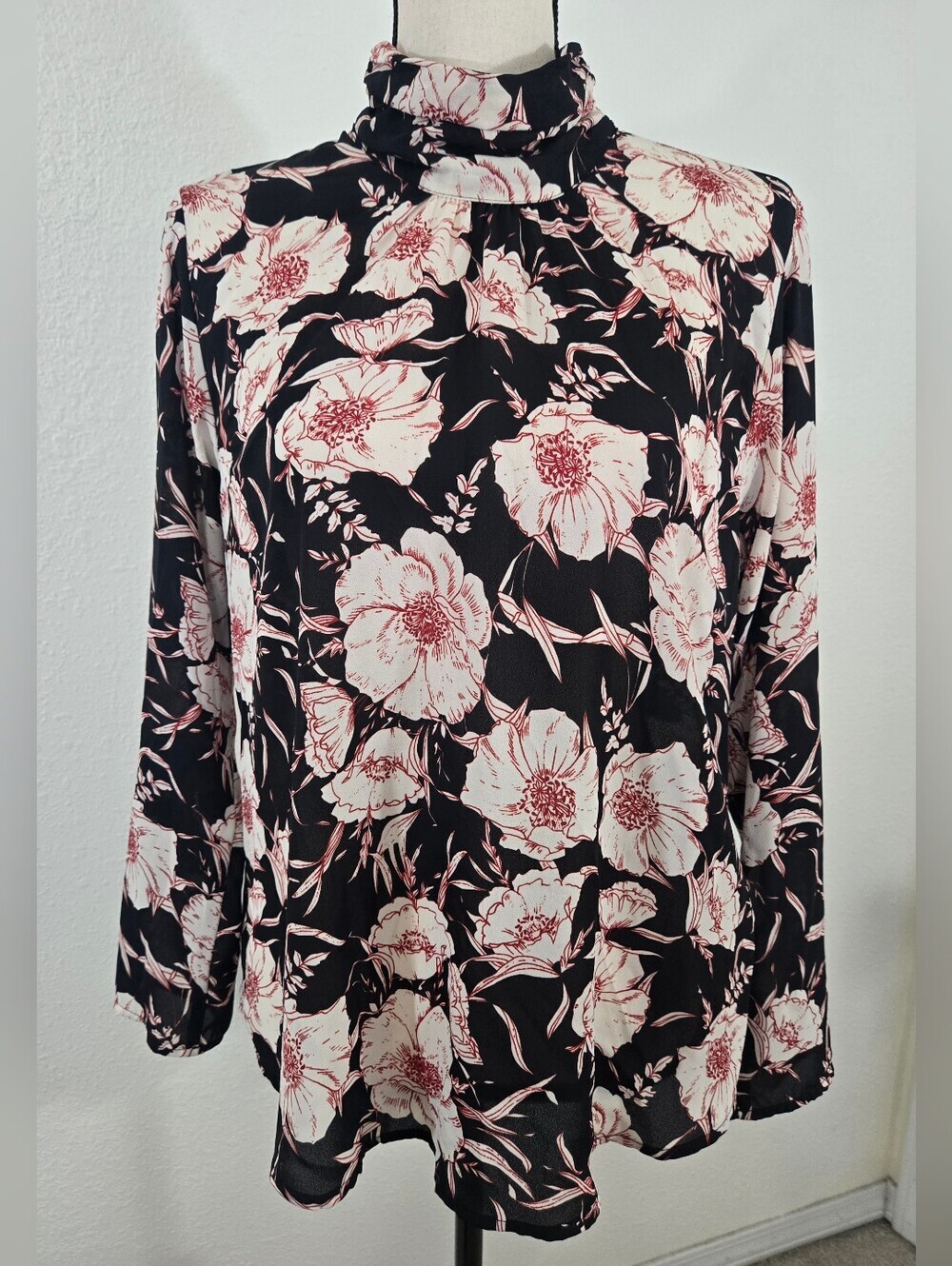 *NWT* Evereve Allison Joy Karissa Gathered Neck Blouse Floral Flowy, size Small